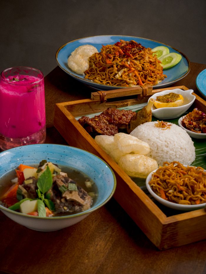 The Art of Drawing Readers In: Your attractive post title goes here A mouthwatering assortment of traditional Indonesian dishes featuring noodles, rice, and beef in Jakarta.