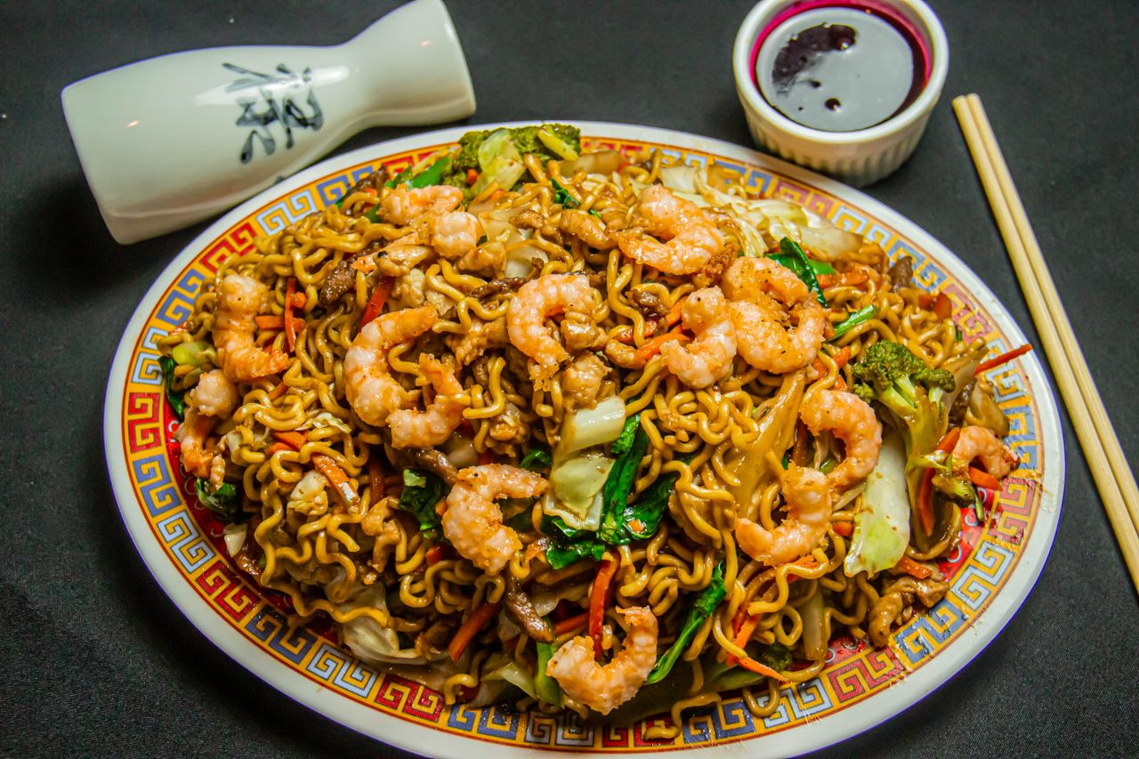 services-01 Delicious shrimp noodles with vegetables on a traditional plate, perfect for Asian cuisine lovers.
